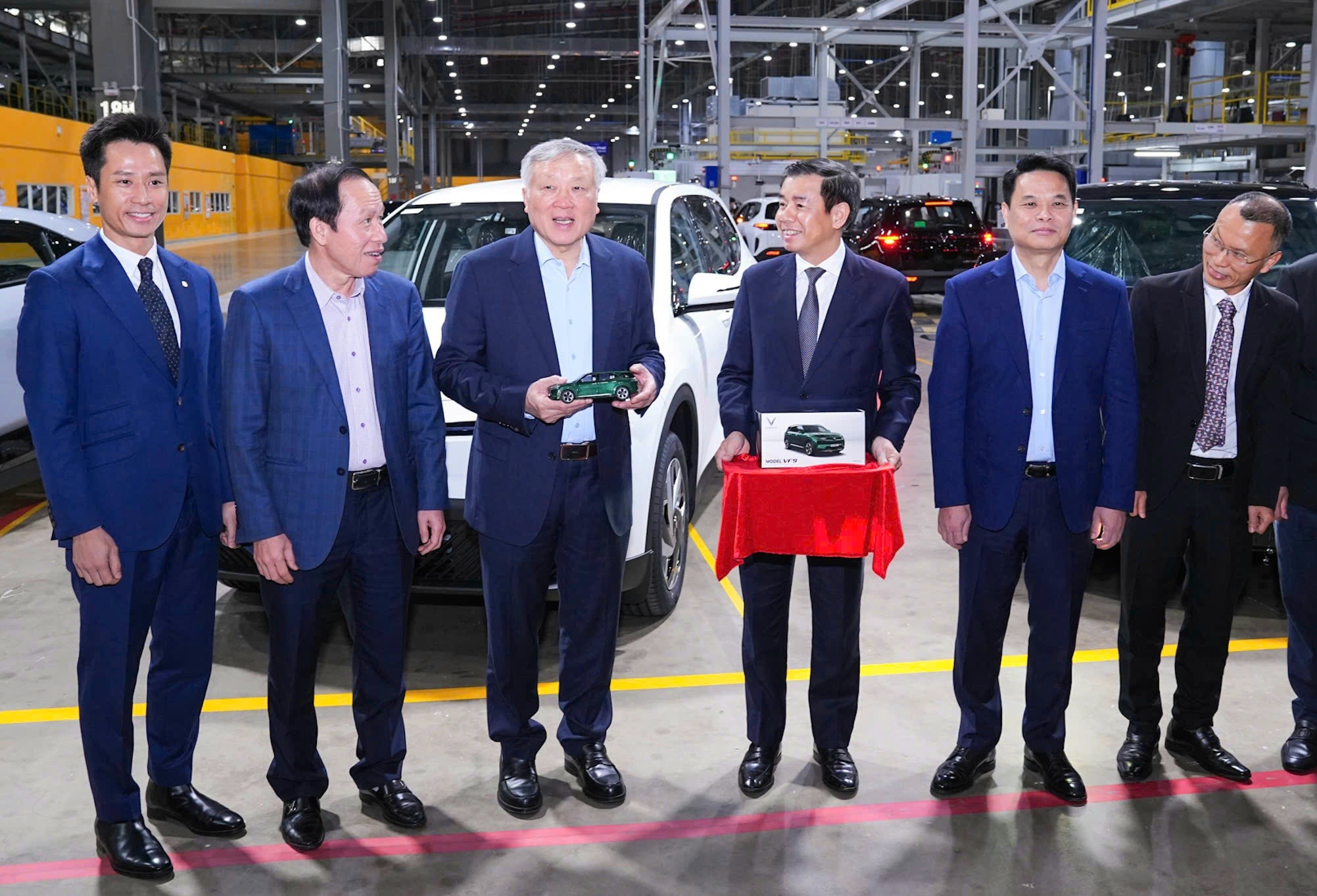 Phó Thủ tướng Thường trực Chính phủ Nguyễn Hòa Bình thăm Tổ hợp Nhà máy VinFast. Ảnh: Đàm Thanh.