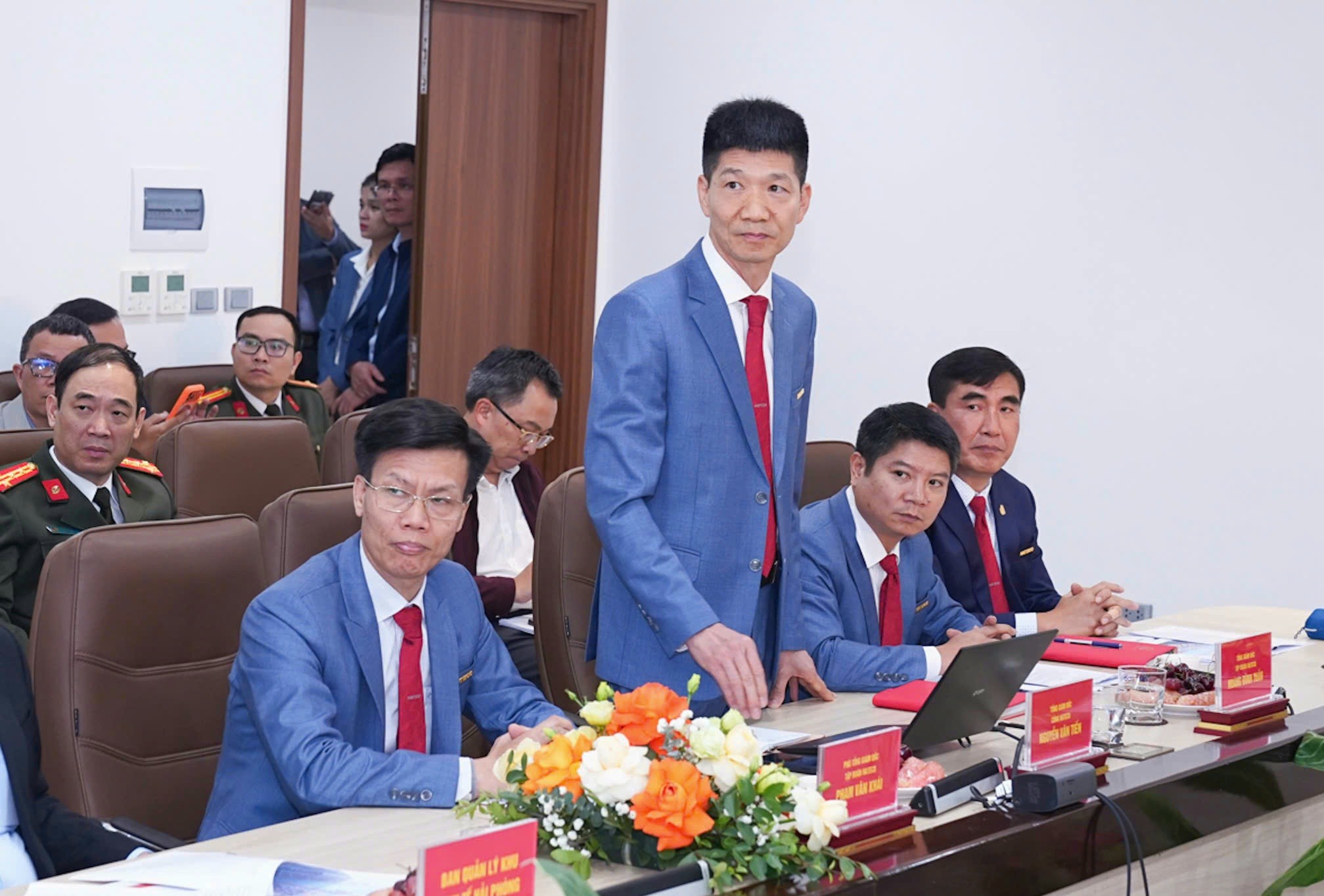 Đại diện lãnh đạo Công ty Cảng Container Quốc tế Hateco Hải Phòng báo cáo tại buổi làm việc. Ảnh: Đàm Thanh.