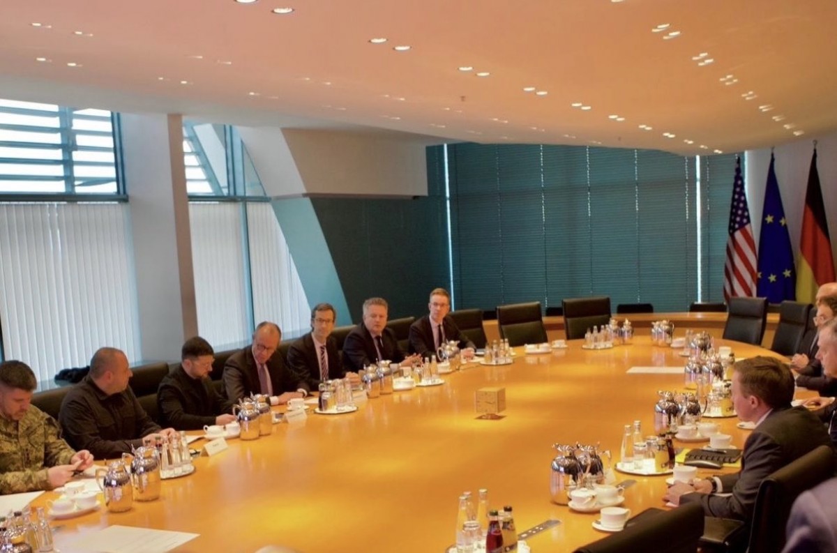 Quang cảnh cuộc gặp giữa phái đoàn Ukraine (trái) và phái đoàn Mỹ ngày 14/12. Ảnh: X/@SEPeaceMissions