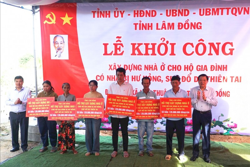 Phan Đình Trạc và đồng chí Y Thanh Hà Niê Kđăm trao bảng tượng trưng hỗ trợ xây dựng nhà ở cho hộ gia đình có nhà bị hư hỏng, sụp đổ hoàn toàn do thiên tai cho 6 hộ dân, mỗi hộ 120 triệu đồng