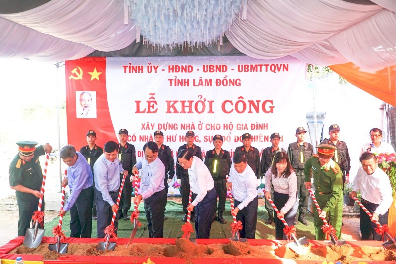 lãnh đạo Trung ương và tỉnh Lâm Đồng tiến hành Lễ động thổ xây dựng nhà ở cho các hộ dân bị sụp đổ, hư hỏng nhà cửa do thiên tai