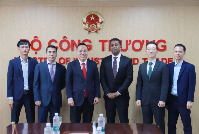 Thứ trưởng Bộ Công Thương Nguyễn Hoàng Long cùng đại diện IRENA tại buổi làm việc sáng 15/12 - Ảnh: VGP/Vũ Phong