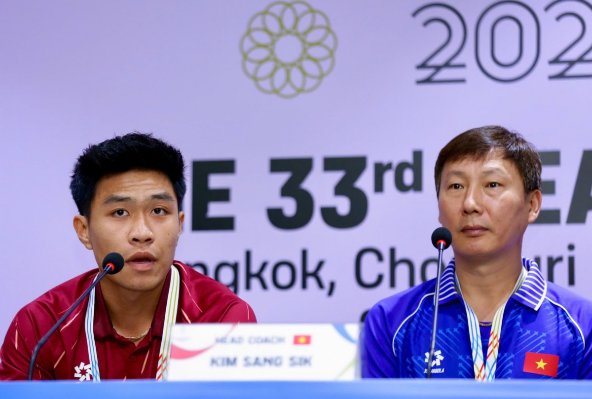 Tuyển thủ Phạm Lý Đức và ông Kim Sang Sik ngày 17/12. Ảnh: VFF