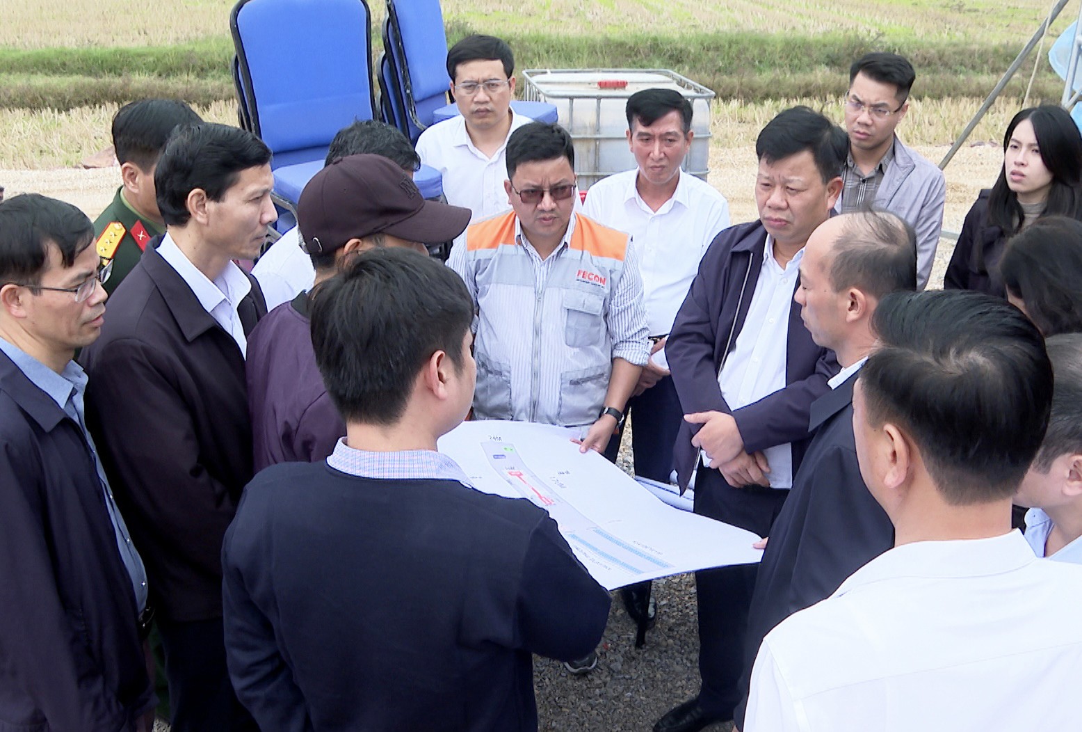 Phó Chủ tịch UBND thành phố Hải Phòng Lê Trung Kiên và đại diện các sở, ngành của thành phố kiểm tra công tác chuẩn bị lễ khởi công dự án thành phần thuộc Dự án đầu tư xây dựng tuyến đường sắt Lào Cai - Hà Nội - Hải Phòng thuộc địa bàn xã Yết Kiêu và xã Gia Lộc, chiều 17/12. Ảnh: Nguyễn Hạnh.