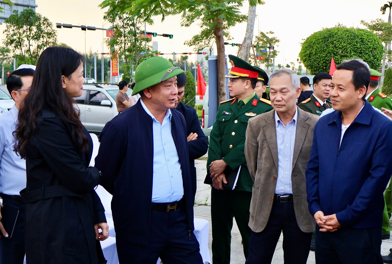 Phó Chủ tịch UBND thành phố Hải Phòng Trần Văn Quân và đại diện các sở, ngành của thành phố kiểm tra công tác chuẩn bị khởi công Dự án Đầu tư xây dựng công trình thương mại dịch vụ - căn hộ 41 tầng tại phường Thủy Nguyên, chiều 17/12. Ảnh: Nguyễn Hạnh.