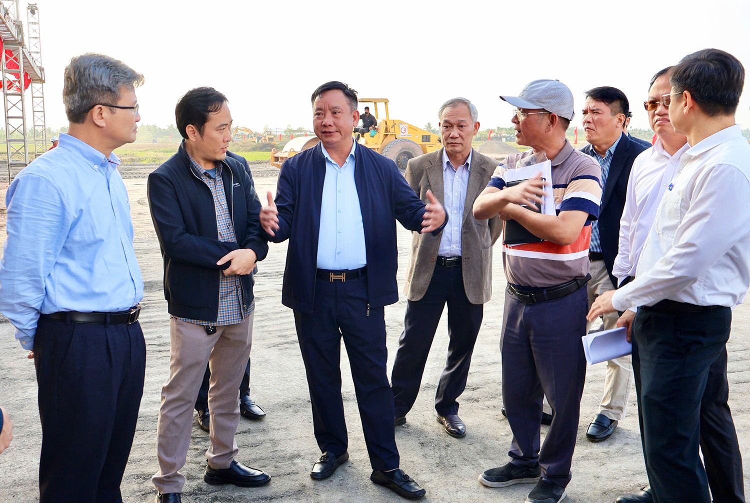 Ông Trần Văn Quân kiểm tra công tác chuẩn bị khởi công dự án tại phường Nguyễn Đại Năng. Ảnh: Nguyễn Hạnh.