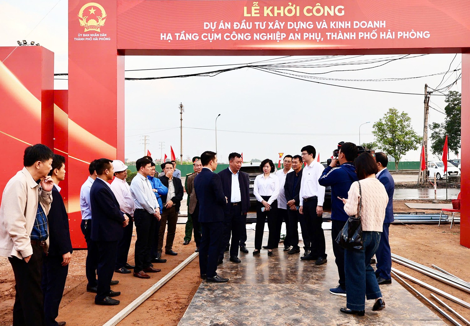 Phó Chủ tịch UBND thành phố Hải Phòng Trần Văn Quân kiểm tra công tác chuẩn bị khởi công Dự án đầu tư xây dựng và kinh doanh hạn tầng Cụm công nghiệp An Phụ. Ảnh: Nguyễn Hạnh.