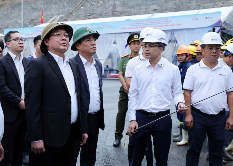 Phó Thủ tướng Hồ Quốc Dũng nghe báo cáo tại buổi kiếm tra 