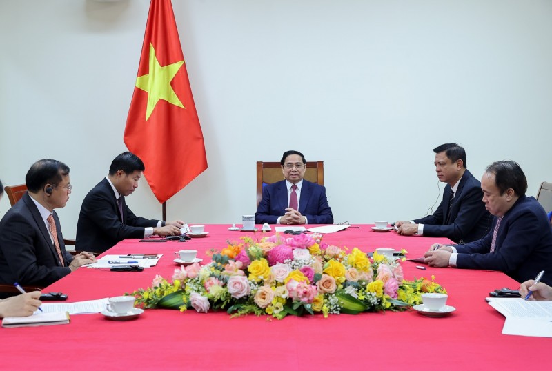 Thủ tướng Chính phủ Phạm Minh Chính điện đàm với Thủ tướng Singapore Lawrence Wong để trao đổi về quan hệ song phương và một số vấn đề khu vực, quốc tế mới nổi gần đây - Ảnh: VGP/Nhật Bắc