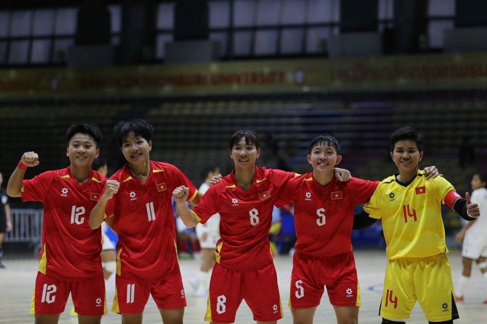 Tuyển futsal nữ Việt Nam đánh bại Indonesia 5-0 để có lần đầu vô địch SEA Games. Ảnh: VFF
