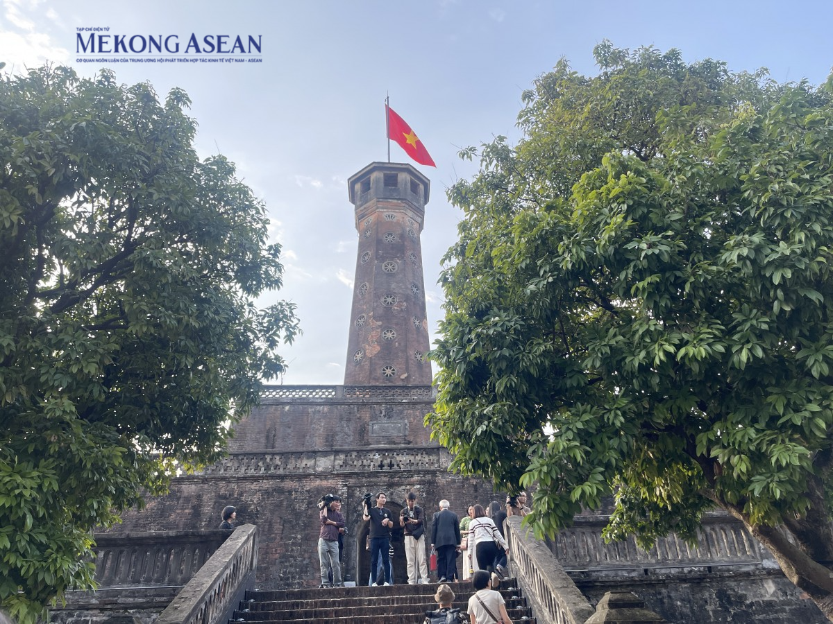 Đến Cột cờ Hà Nội, xem ký ức được kể bằng nghệ thuật