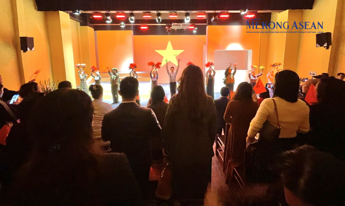 Đến cột cờ, xem ký ức Hà Nội được kể bằng nghệ thuật