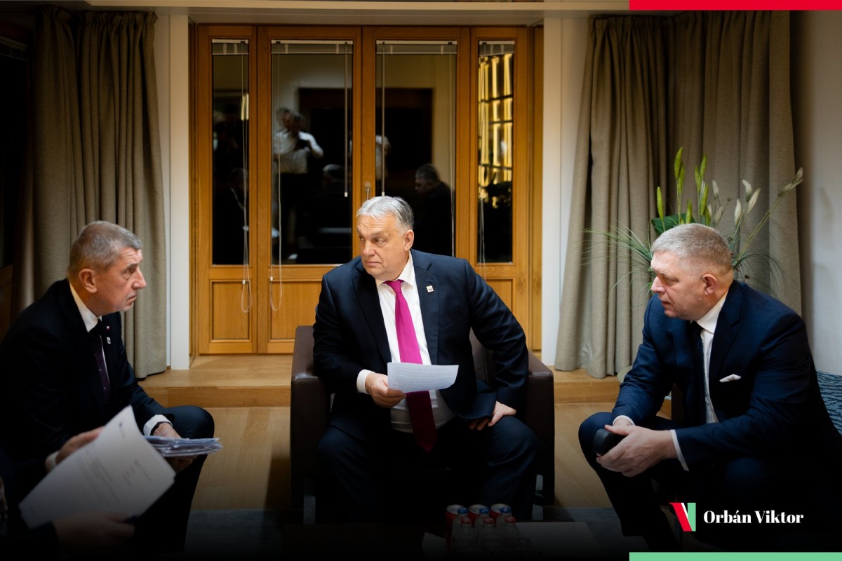 Từ trái sang phải: Thủ tướng Cộng hòa Czech Andrej Babis, Thủ tướng Hungary Viktor Orban và người đồng cấp Slovakia Robert Fico là những người bỏ phiếu phản đối. Ảnh: X/@PM_ViktorOrban