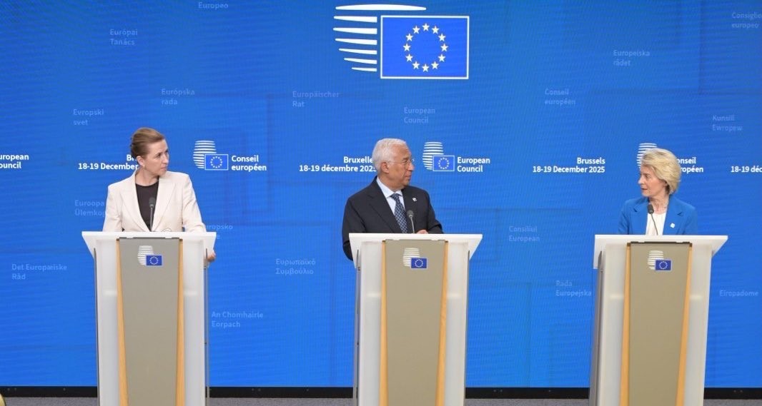 Chủ tịch Hội đồng châu Âu Antonio Costa (giữa) trong buổi họp báo ngày 18/12. Ảnh: X/@vonderleyen