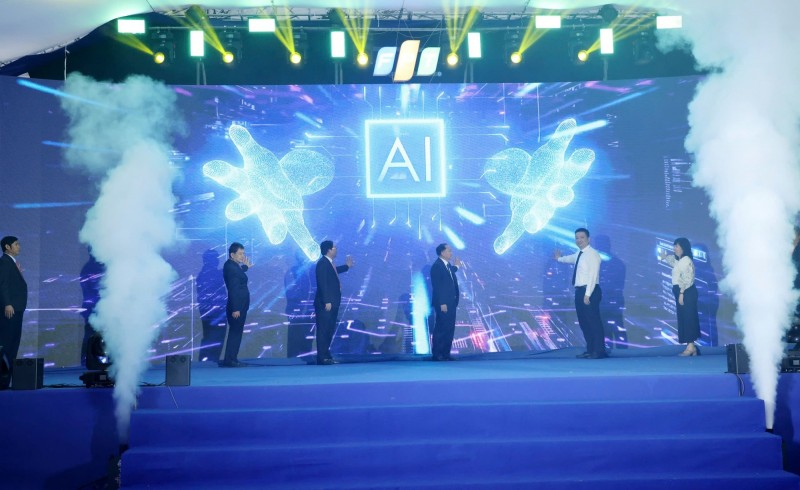 Phó Thủ tướng Hồ Quốc Dũng và các đại biểu thực hiện nghi thức khởi công - Ảnh: VGP