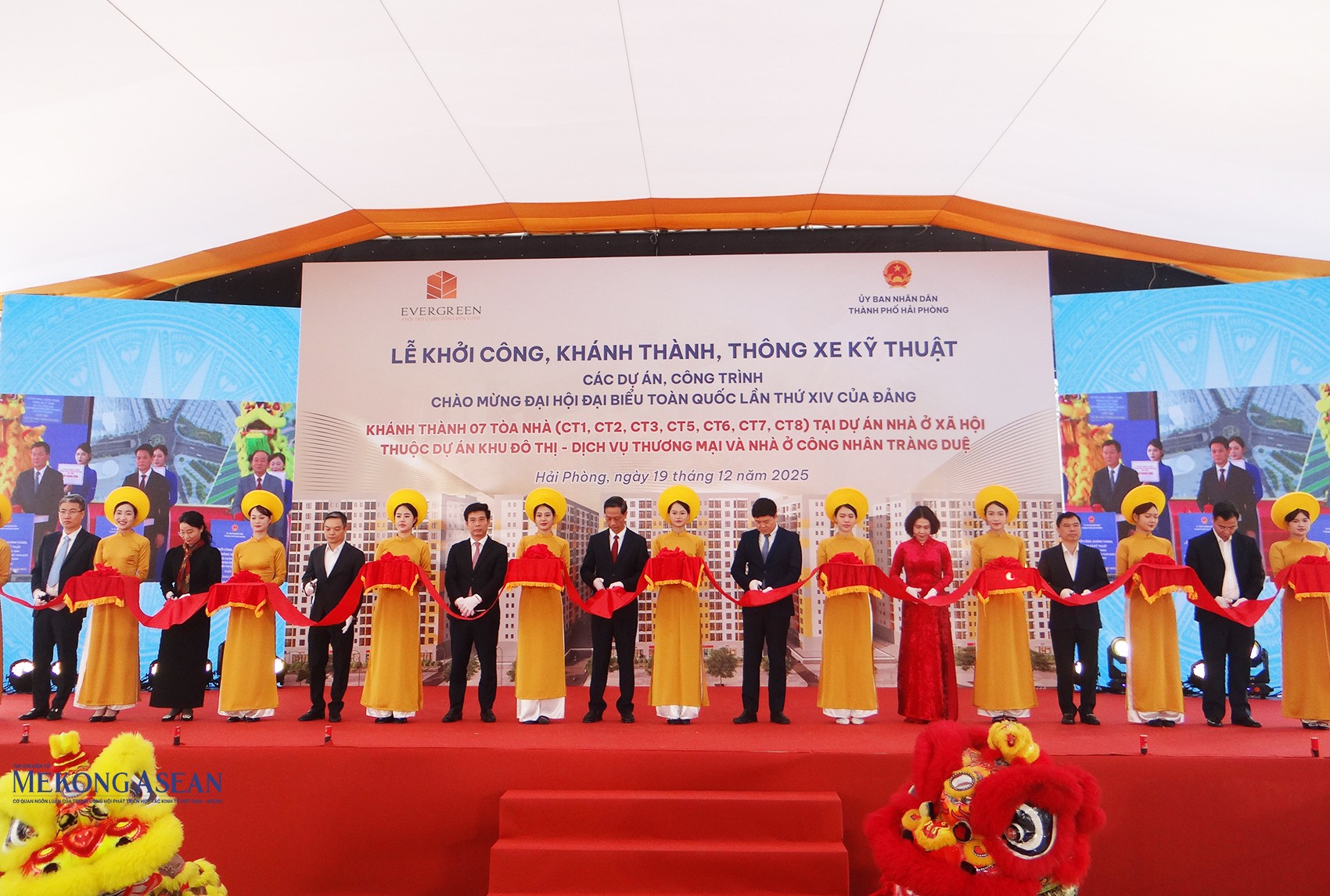 Ông Đỗ Mạnh Hiến, Phó Bí thư Thường trực Thành ủy Hải Phòng; ông Hoàng Minh Cường, Phó Chủ tịch UBND thành phố Hải Phòng và các đại biểu cắt băng khánh thành các tòa nhà tại Dự án nhà ở xã hội thuộc Dự án Khu đô thị - dịch vụ thương mại và nhà ở công nhân Tràng Duệ. Ảnh: Phùng Nguyện/Mekong ASEAN.