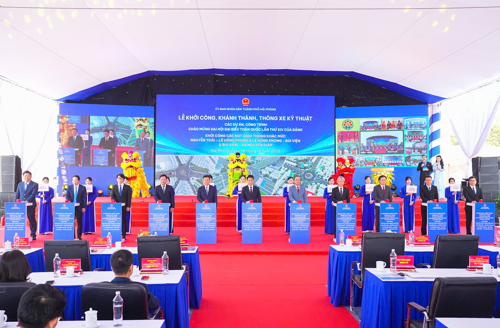 Ông Lê Ngọc Châu, Phó Bí thư Thành ủy, Chủ tịch UBND thành phố Hải Phòng và các đại biểu bấm nút khởi công Dự án các nút giao thông khác mức tại vị trí đường Lê Hồng Phong - Nguyễn Trãi, đường Bùi Viện - Lê Hồng Phong, đường Bùi Viện - Võ Nguyên Giáp. Ảnh: Đàm Thanh.