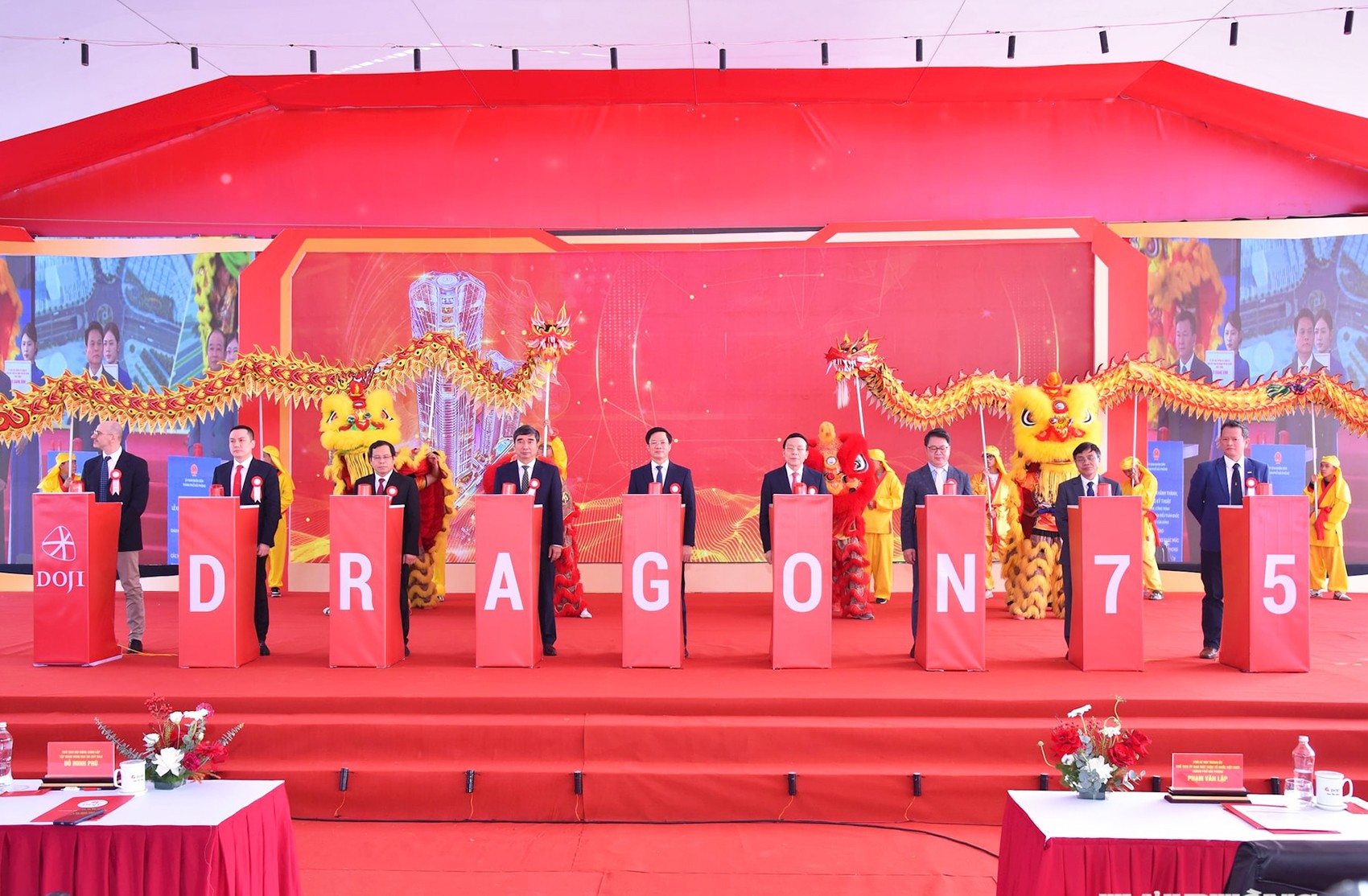 Ông Phạm Văn Lập, Phó Bí thư Thành ủy, Chủ tịch Ủy ban MTTQ Việt Nam thành phố Hải Phòng và các đại biểu bấm nút khởi công Dự án khu phức hợp Dragon 75 Complex. Ảnh: Phan Tuấn.