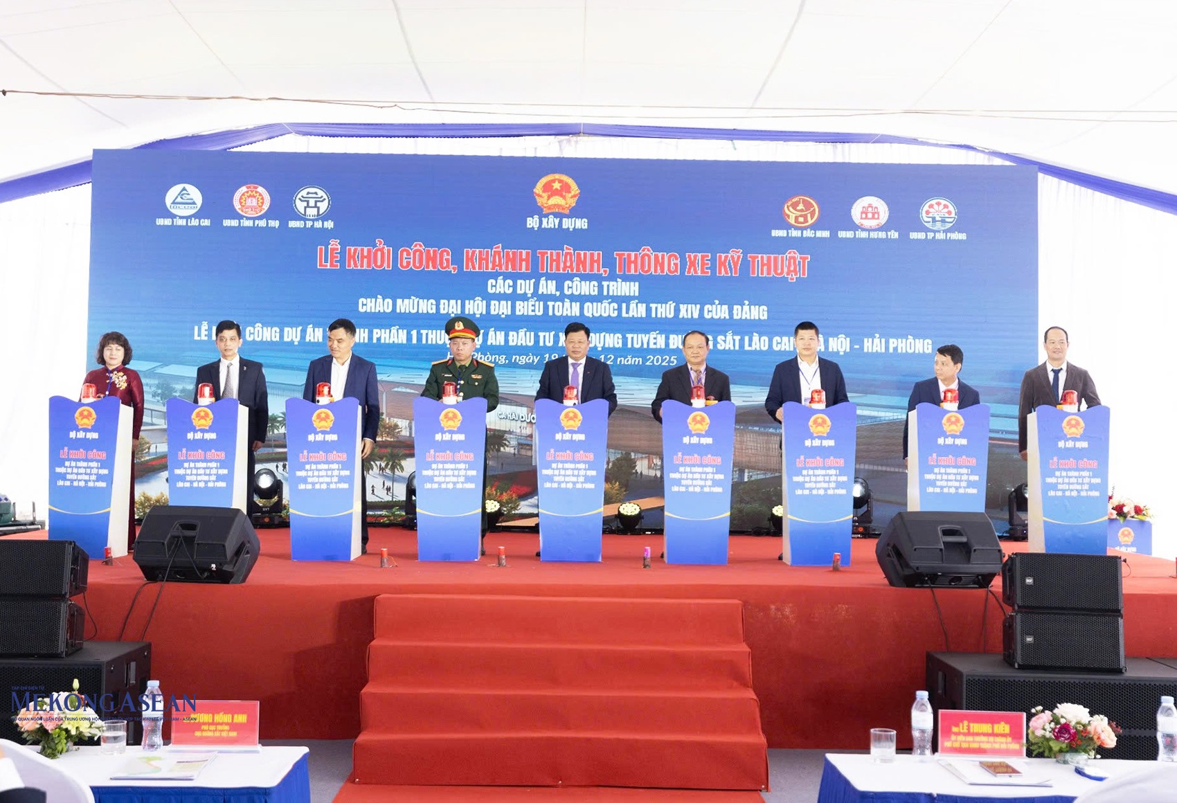 Ông Lê Trung Kiên, Phó Chủ tịch UBND thành phố Hải Phòng bấm nút khởi công Dự án đầu tư hạ tầng kết nối tại ga Hải Dương Nam (thuộc Dự án đường sắt Lào Cai - Hà Nội - Hải Phòng). Ảnh: Tuấn Đỗ.