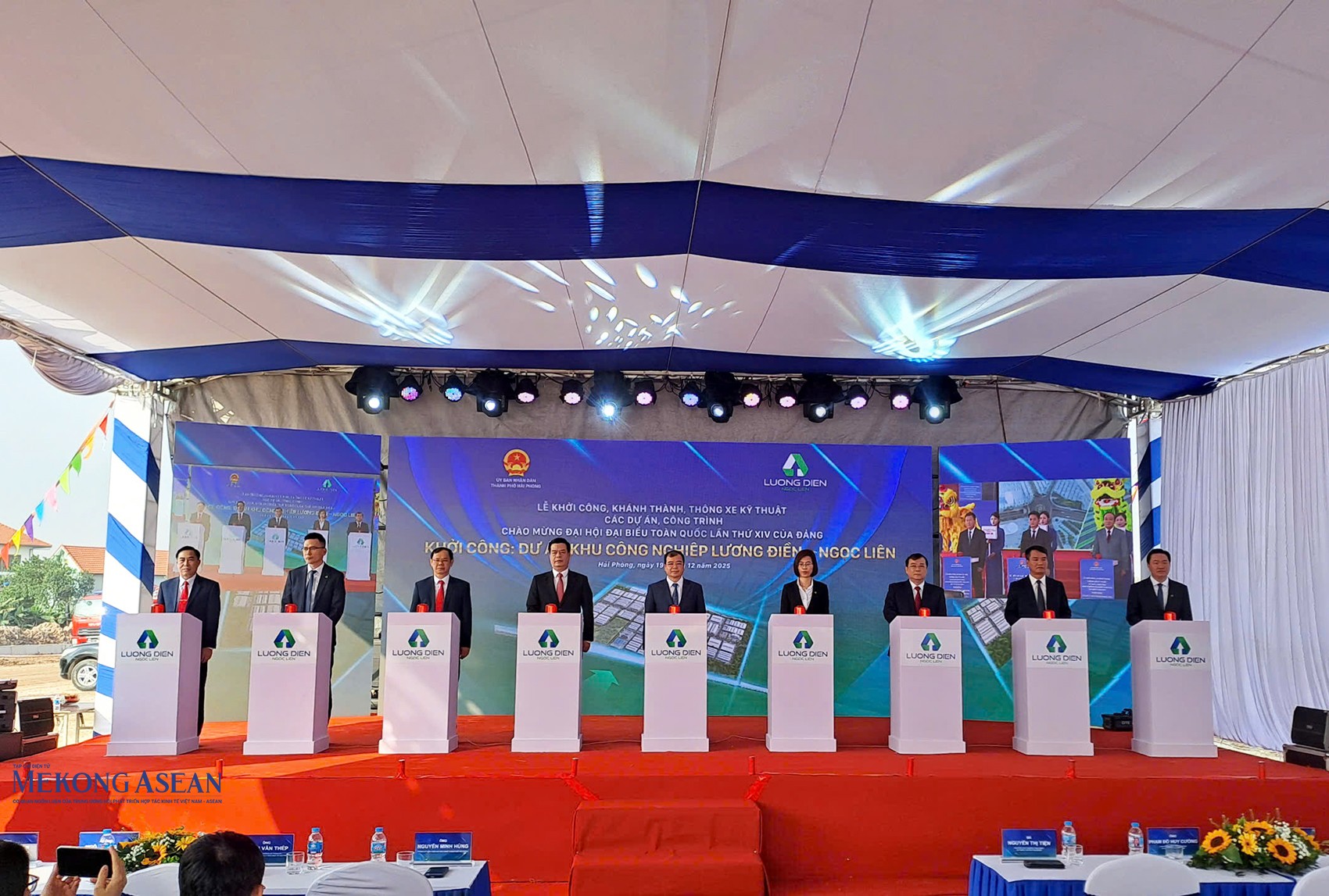 Ông Nguyễn Minh Hùng, Phó Chủ tịch UBND thành phố Hải Phòng và các đại biểu bấm nút khởi công dự án Khu công nghiệp Lương Điền - Ngọc Liên. Ảnh: Phùng Nguyện/Mekong ASEAN.