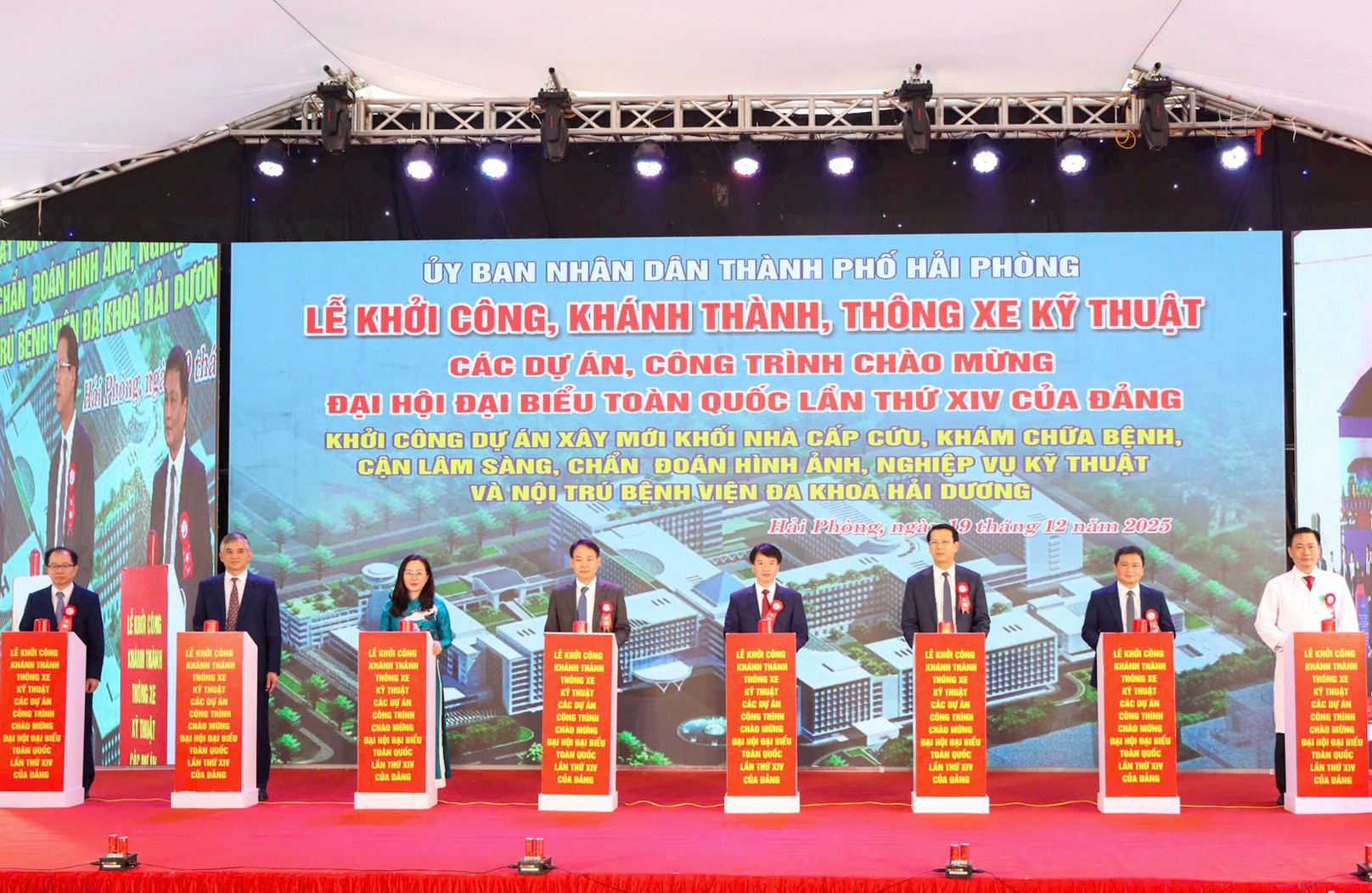 Ông Nguyễn Đức Tuấn, Phó Chủ tịch Thường trực Ủy ban MTTQ Việt Nam thành phố Hải Phòng và các đại biểu bấm nút khởi công dự án xây mới khối nhà cấp cứu, khám chữa bệnh cận lâm sàng, chẩn đoán hình ảnh, nghiệp vũ kỹ thuật và nội trú Bệnh viên Đa khoa Hải Dương. Ảnh: Phan Tuấn.