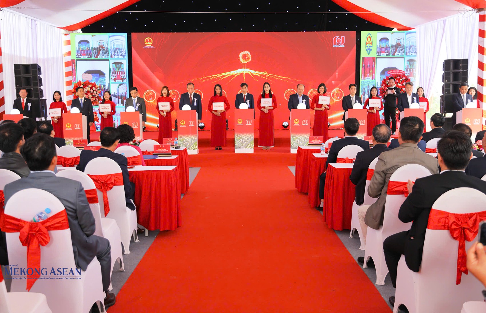 Ông Nguyễn Văn Phú, Hiệu trưởng Trường Chính trị Tô Hiệu và các đại biểu thực hiện bấm nút khởi công Dự án đầu tư xây dựng và kinh doanh hạ tầng cụm công nghiệp An Phụ. Ảnh: Hà Kiên. 