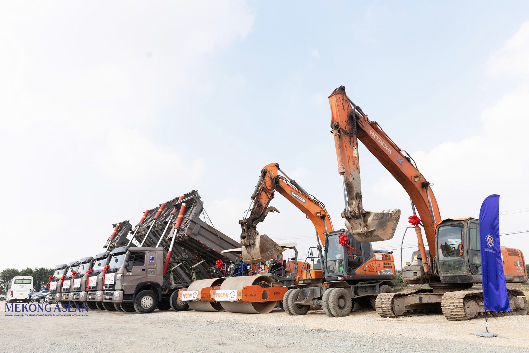 Đơn vị thi công chuẩn bị công nhân, kỹ sư, máy móc, thiết bị… tại lễ khởi công dự án. Ảnh: Đỗ Tuấn.