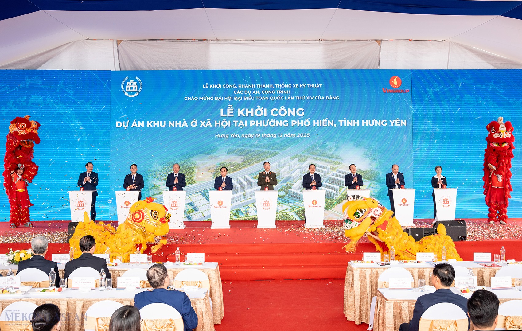 Các đại biểu nhấn nút khởi công Dự án Khu nhà ở xã hội tại phường Phố Hiến, tỉnh Hưng Yên. Ảnh: Tuấn Hương.