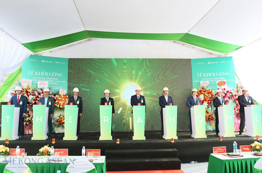 Ông Nguyễn Lê Huy, Ủy viên Ban Thường vụ Tỉnh ủy, Phó Chủ tịch Thường trực UBND tỉnh Hưng Yên cùng các đại biểu thực hiện nghi thức khởi công dự án Khu tổ hợp thương mại, dịch vụ lưu trú Lynn Times Duyên Hải. Ảnh: Tất Đạt.