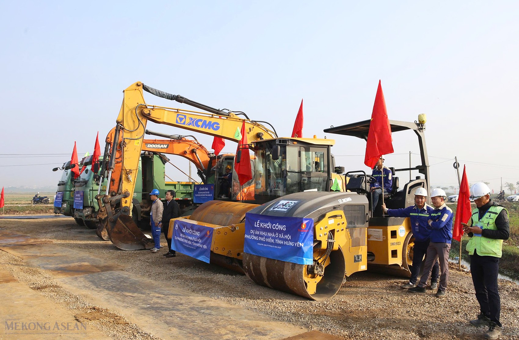 Đơn vị thi công chuẩn bị công nhân, kỹ sư, máy móc, thiết bị… tại lễ khởi công dự án. Ảnh: Ngọc Thọ.