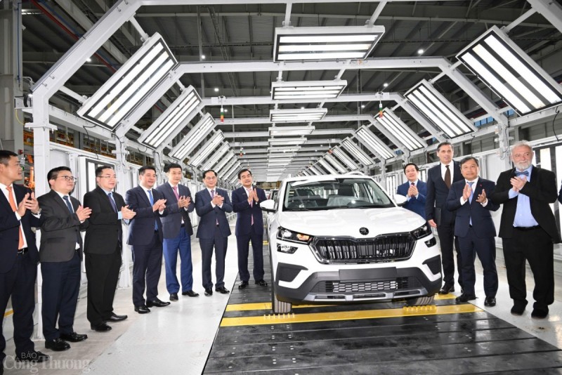 Phó Thủ tướng Bùi Thanh Sơn và Bộ trưởng Bộ Công Thương Nguyễn Hồng Diên tại lễ khánh thành nhà máy ô tô Việt Hưng ngày 26/3/2025. Nguồn: Bộ Công Thương.