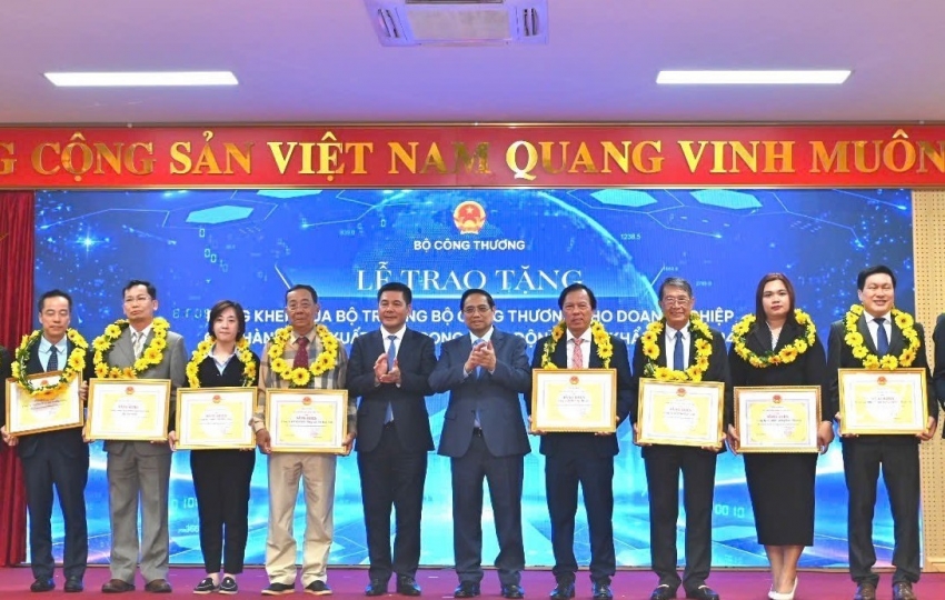 Xuất nhập khẩu vượt 900 tỷ USD, 27 doanh nghiệp được vinh danh