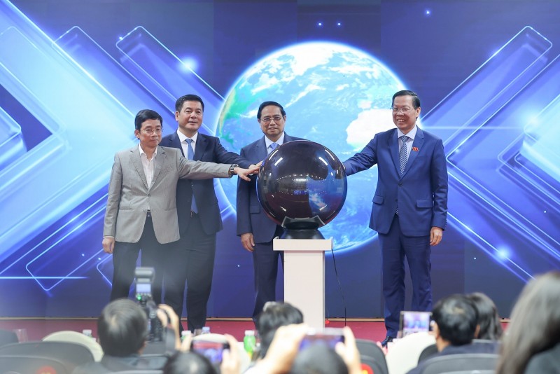 Thủ tướng Chính phủ và các đại biểu đã thực hiện nghi lễ công bố kết quả xuất nhập khẩu năm 2025. Nguồn: VGP. Thủ tướng Chính phủ và các đại biểu đã thực hiện nghi lễ công bố kết quả xuất nhập khẩu năm 2025. Nguồn: VGP.