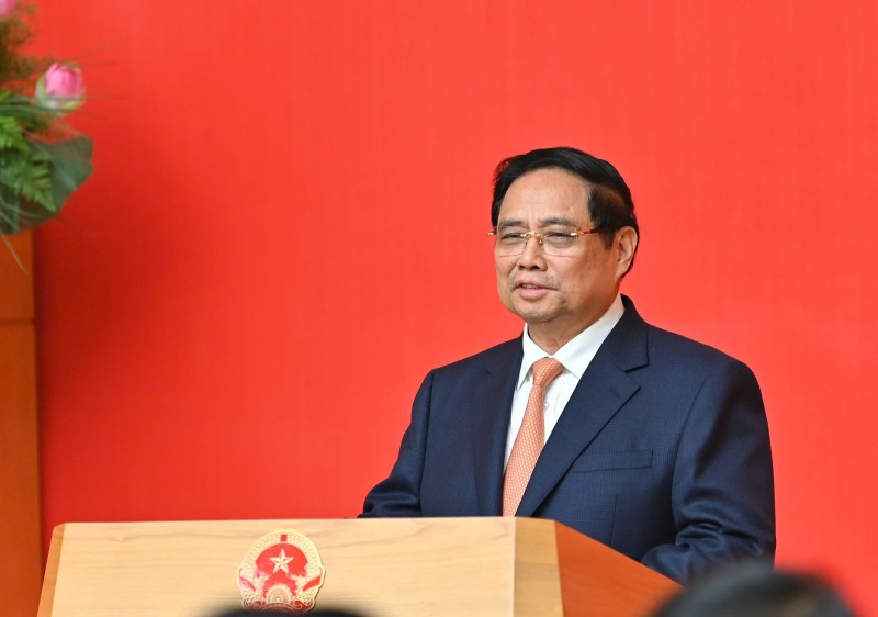 Thủ tướng Phạm Minh Chính chúc mừng đồng chí Lê Mạnh Hùng được Đảng, Nhà nước tin tưởng giao đảm nhiệm giữ trọng trách quan trọng - người đứng đầu Bộ Công Thương - Ảnh: VGP/Nhật Bắc