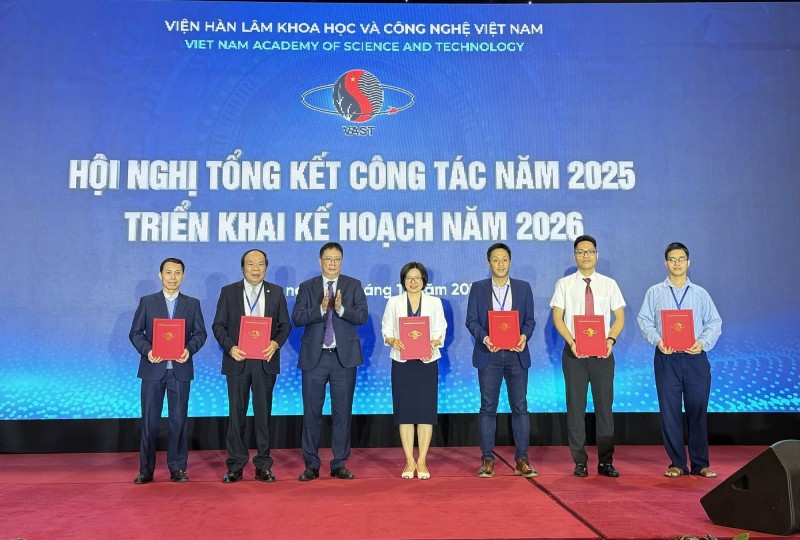 Chủ tịch Viện Hàn lâm KH&CN Việt Nam Châu Văn Minh khen thưởng các công trình KHCN xuất sắc