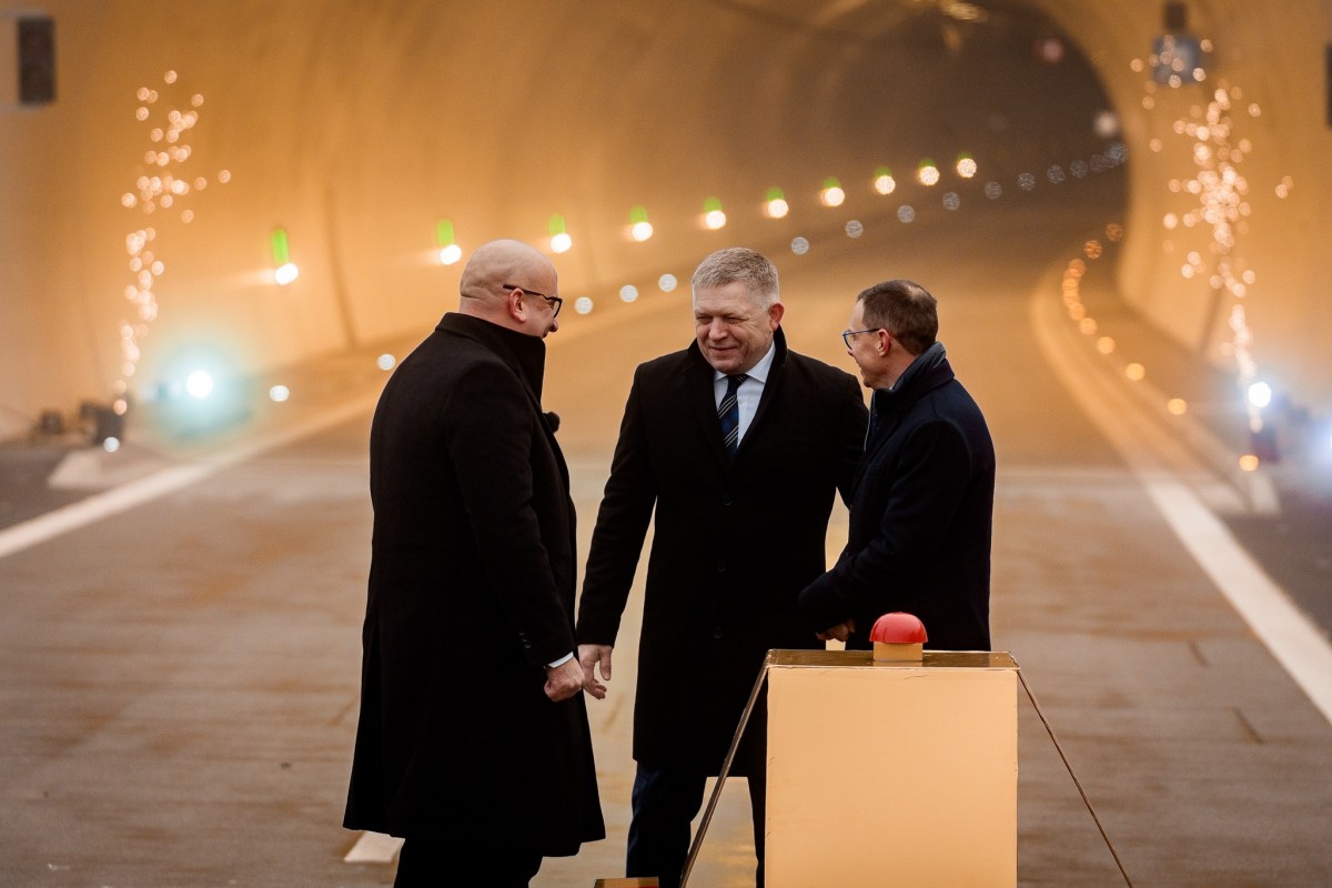 Thủ tướng Slovakia trượt patin khánh thành đường hầm cao tốc