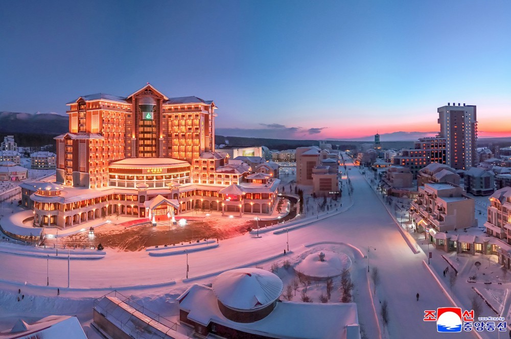 Quang cảnh khách sạn Ikkal ở thành phố Samjiyon (Triều Tiên). Ảnh: KCNA