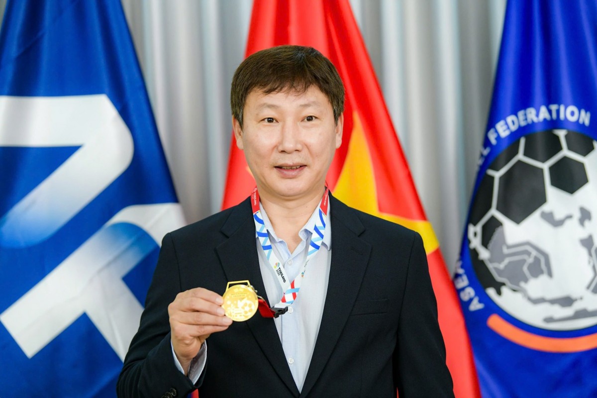 HLV Kim Sang Sik và chiếc huy chương bằng vàng 24K. Ảnh: VFF