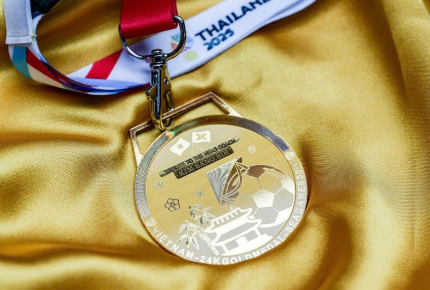 PNJ tặng HLV Kim Sang Sik huy chương SEA Games bằng vàng 24K
