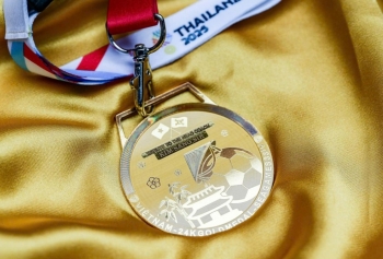 PNJ tặng HLV Kim Sang Sik huy chương SEA Games bằng vàng 24K