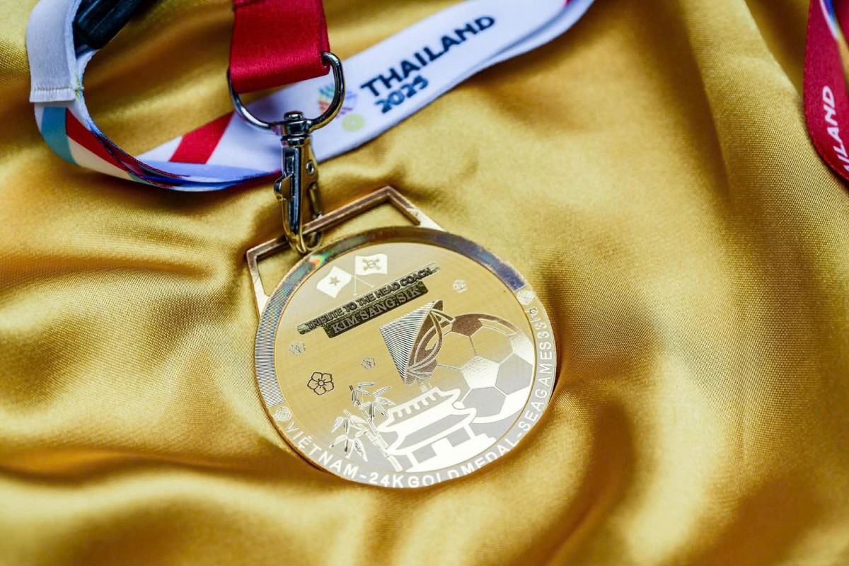 PNJ tặng HLV Kim Sang Sik huy chương SEA Games bằng vàng 24K