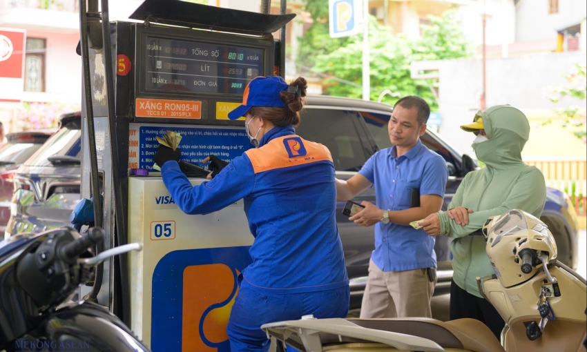 Giá xăng dầu tăng đồng loạt, xăng RON 95 vượt 19.000 đồng/lít