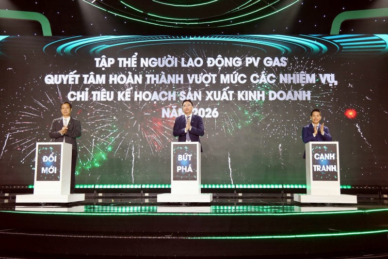 Đại diện Lãnh đạo, người lao động PV GAS thực hiện nghi thức phát động thi đua hoàn thành thắng lợi các chỉ tiêu kế hoạch năm 2026. Nguồn: PV GAS.