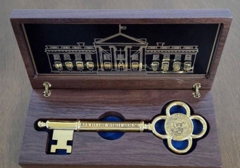 Tổng thống Trump tặng Tổng thống Hàn Quốc chìa khóa vàng Nhà Trắng