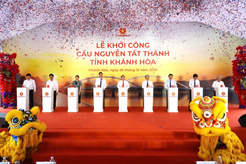 Các đại biểu thực hiện nghi thức bấm nút khởi công dự án. Nguồn: Vingroup.