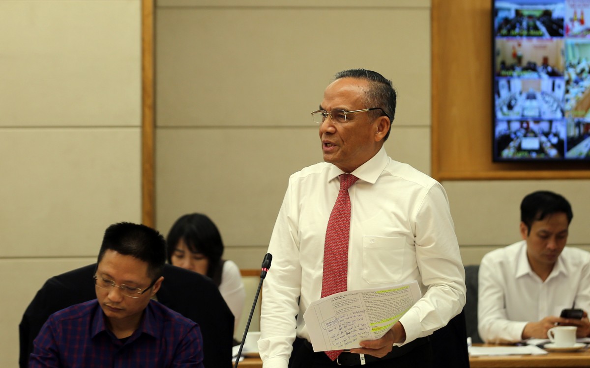 Chủ tịch Hiệp hội Bất động sản TPHCM Lê Hoàng Châu phát biểu tại cuộc họp - Ảnh: VGP