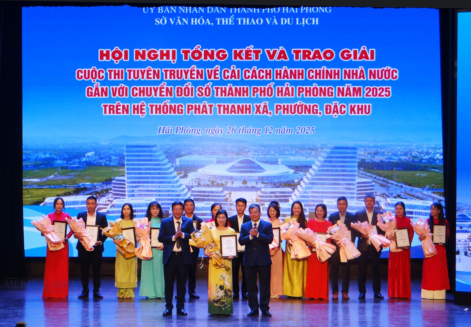 Ông Nguyễn Quang Phúc, Ủy viên Ban Thường vụ Thành ủy, Trưởng Ban Tuyên giáo và Dân vận Thành ủy Hải Phòng; ông Nguyễn Minh Hùng, Thành ủy viên, Phó Chủ tịch UBND thành phố Hải Phòng trao giải cho các tác giả đoạt giải cuộc thi tuyên truyền. Ảnh: Lâm Phùng/Mekong ASEAN.