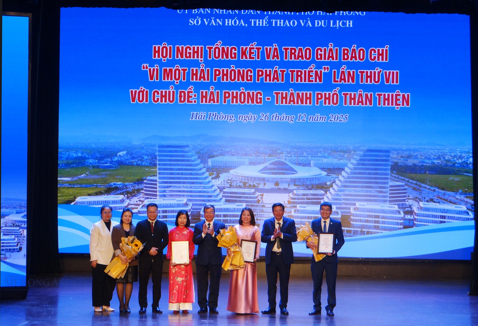 Ông Nguyễn Quang Phúc, Trưởng Ban Tuyên giáo và Dân vận Thành ủy Hải Phòng; ông Nguyễn Minh Hùng, Phó Chủ tịch UBND thành phố Hải Phòng trao giải cho các tác giả đoạt giải báo chí. Ảnh: Lâm Phùng/Mekong ASEAN.