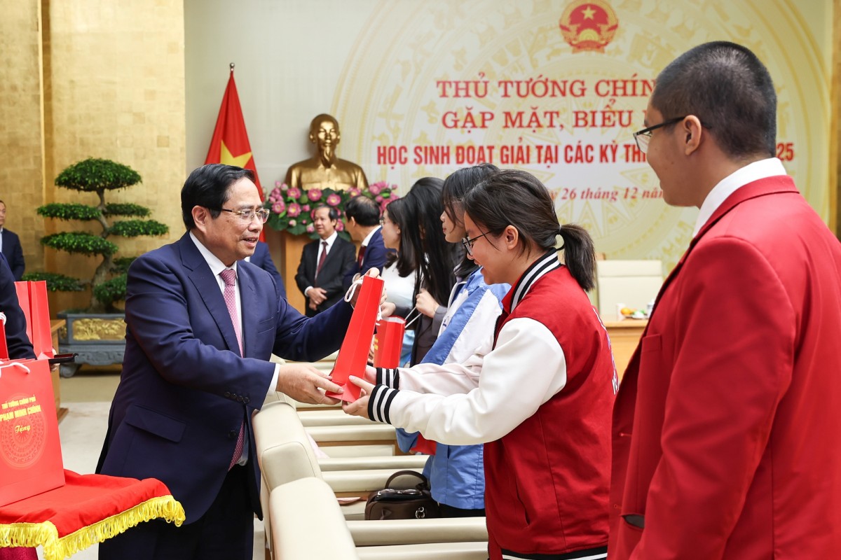 Thủ tướng Phạm Minh Chính tặng quà các em học sinh đoạt giải tại các kỳ thi quốc tế năm 2025 - Ảnh: VGP