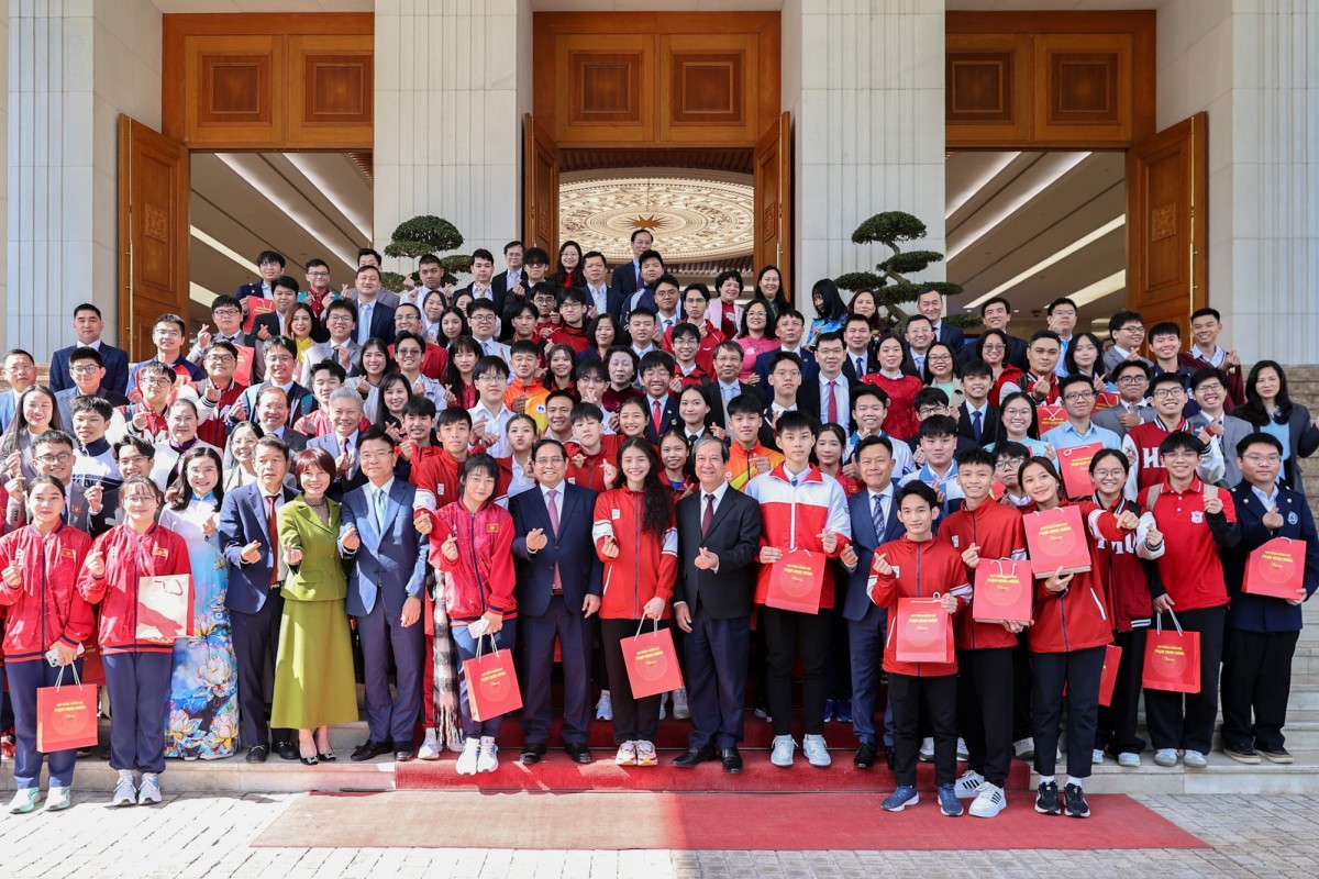 Thủ tướng Phạm Minh Chính và các em học sinh đoạt giải tại các kỳ thi quốc tế năm 2025. Ảnh: VGP.